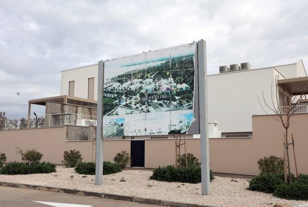 Šibenik: Novoizgrađene vile na plaži Rezalište u Brodarici