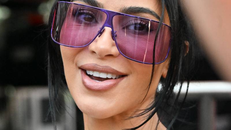 Kim ponovo bodri dečka Lewisa na F1: Nosila pripijenu haljin
