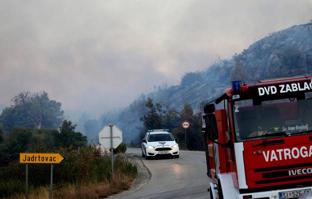 Od ponoći traje borba s požarima na šibenskom području