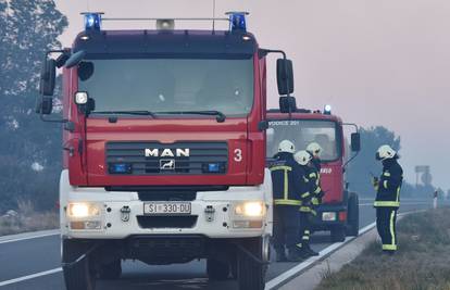 Požar kod Makarske: Izgorjeli kiosk, fasada skladišta i kombi. Vatru ugasilo 30 vatrogasca...