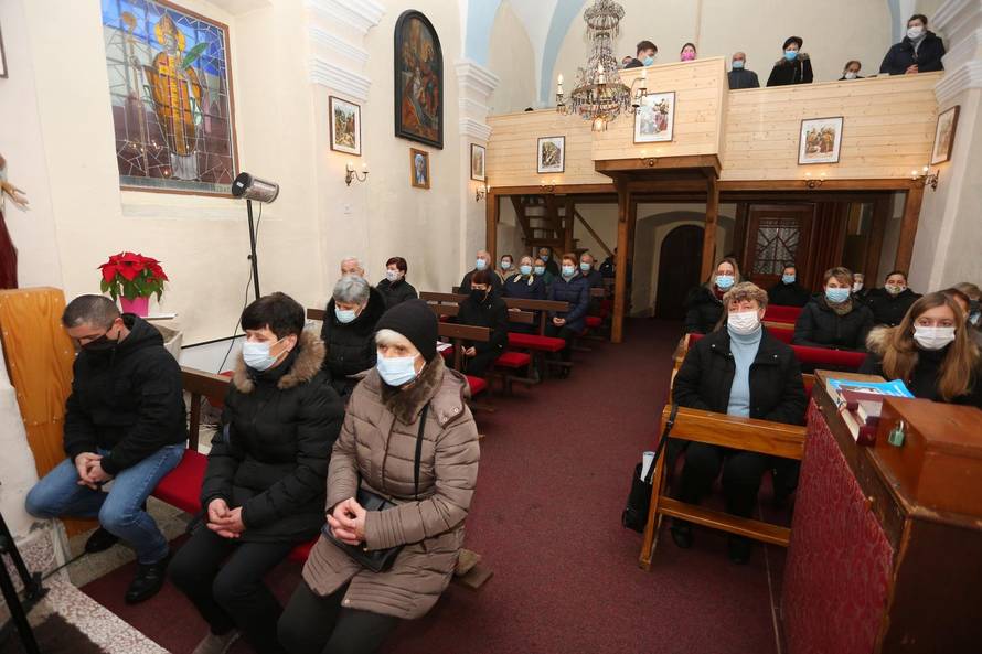 Završje: Župnik slavi misu u kapelici, a vjernici je prate u grijanim autobusima ispred nje