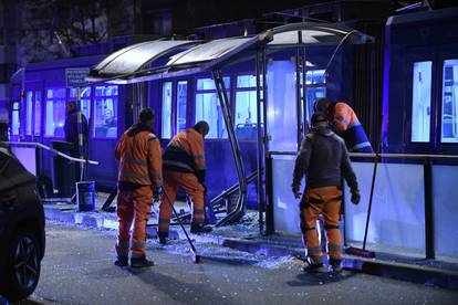 FOTO Kaos u Zagrebu: Autom se zaletio u tramvajsku stanicu u Prečkom, cesta je puna stakla...