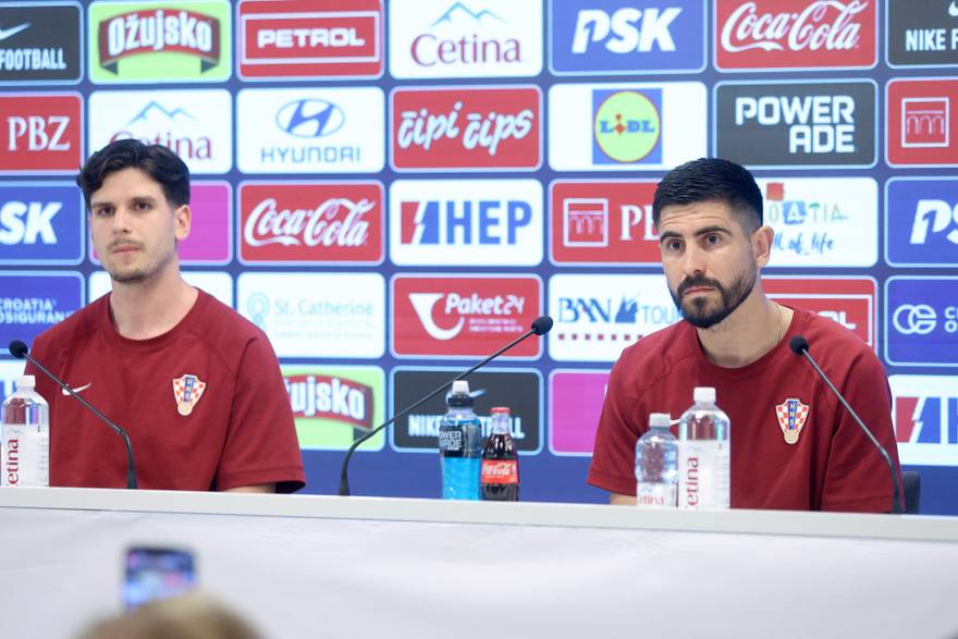 Igor Matanovi&cacute; i Martin Erli&cacute; na konferenciji za medije hrvatske reprezentacije u Rijeci uo&ccaron;i SP-a 2026.