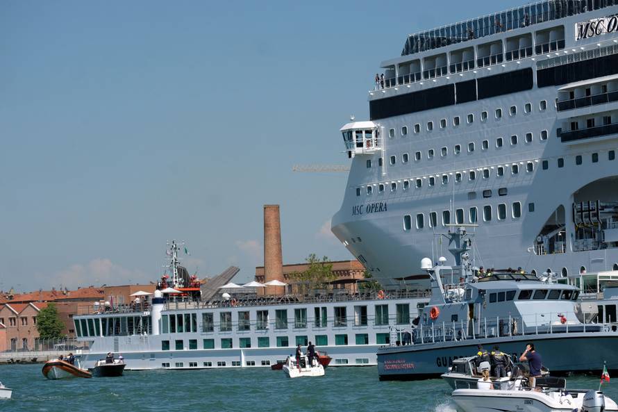 Sudar brodova u Veneciji: Ljudi u panici bježali pred kruzerom!