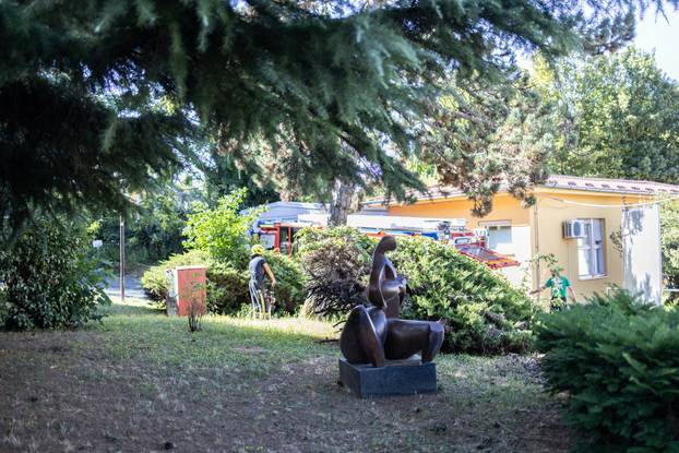 
Zagreb: Pukla cijev, voda prodrla u bolnički podrum u Rockefellerovoj