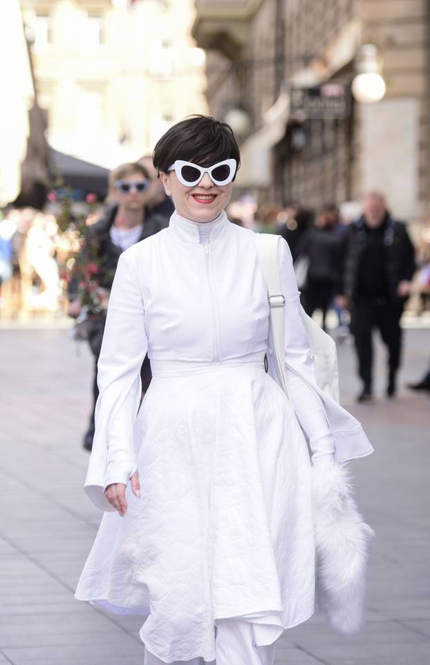 Zagreb: Prepoznatljiva Mirela Holy u društvu dečka prošetala gradom