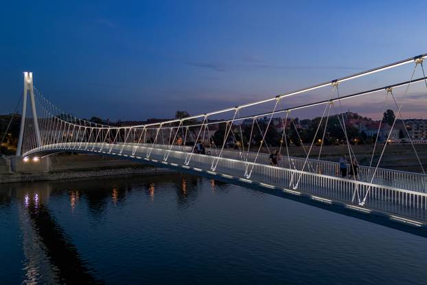 Pogled iz zraka na Osječki most koji svijetli novom dekorativnom rasvjetom 