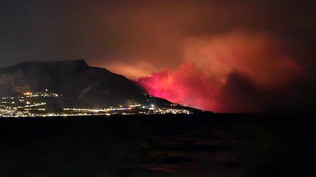 FOTO Strašan požar kod Omiša. U pomoć dolaze vatrogasci iz Dubrovnika, Zadra i Šibenika