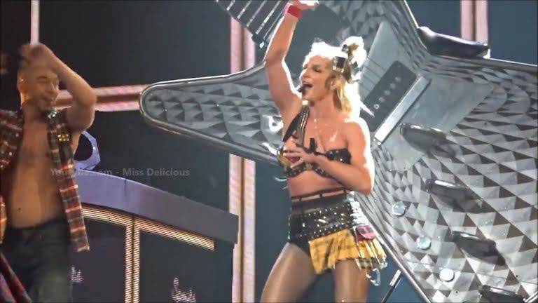 Britney nema sreće: Otkopčao joj se grudnjak tijekom nastupa