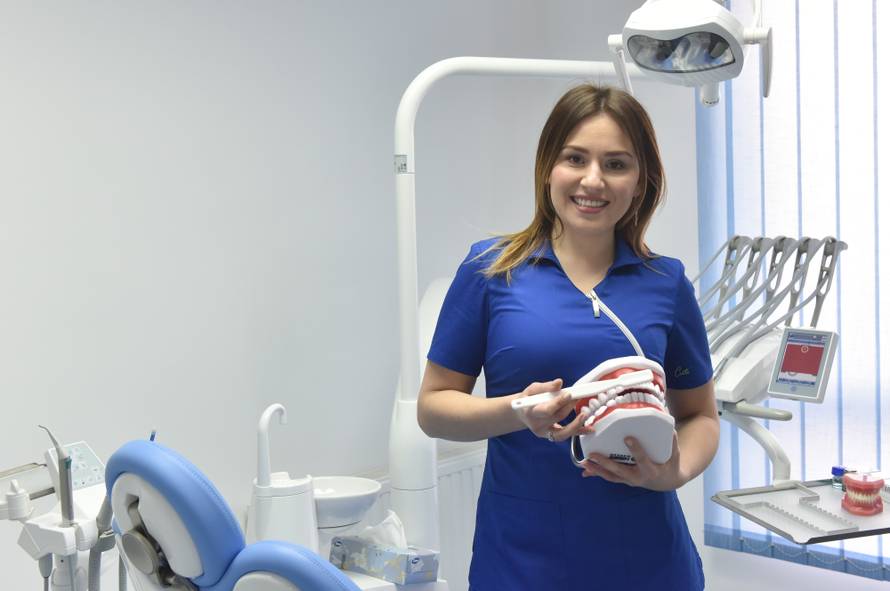 Zubi se peru pola sata nakon obroka jer se tako čuva caklina