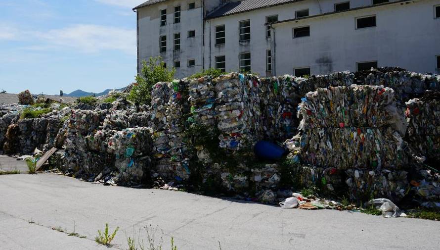 Nevjerojatno: Tisuće tona guma i plastike pored Gračaca prijete i pitkoj vodi i predivnom jezeru