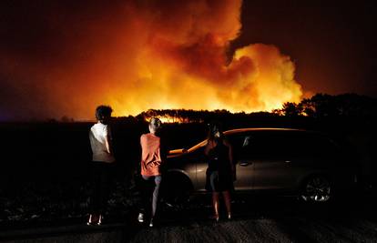 Više od 1000 vatrogasaca bori se s požarima diljem Portugala, evakuirali su na tisuće ljudi