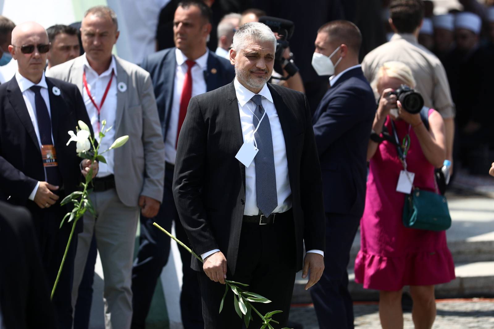 Brojne delegacije položile cvijeće u znak sjećanja na ubijene u genocidu u Srebrenici