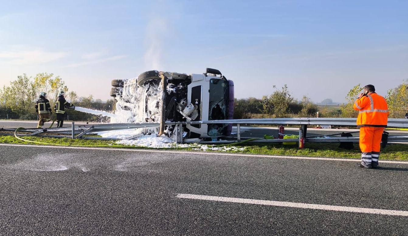 Prevrnuo se kamion na A3 kraj Županje, iz njega curi gorivo, nastala je kilometarska kolona