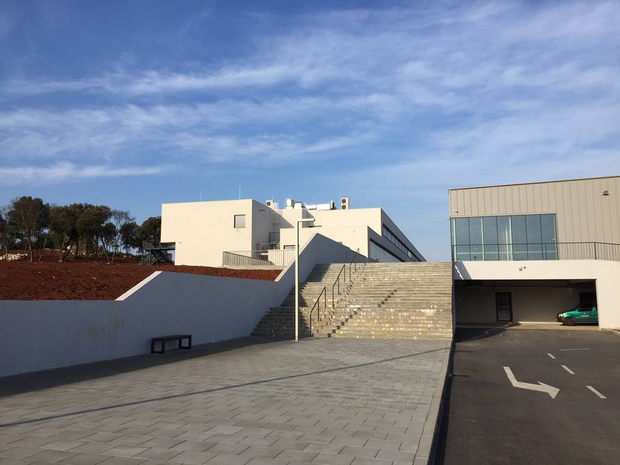 Mladići hodali po krovu škole i upali u otvor dubok 12 metara