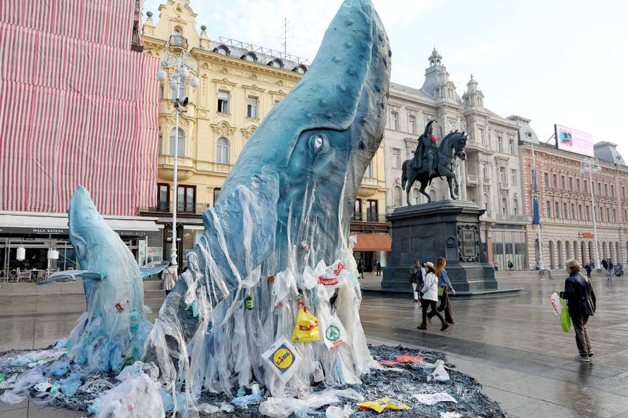 Zagreb: Greenpeace doveo kitove na JelaÄiÄev trg