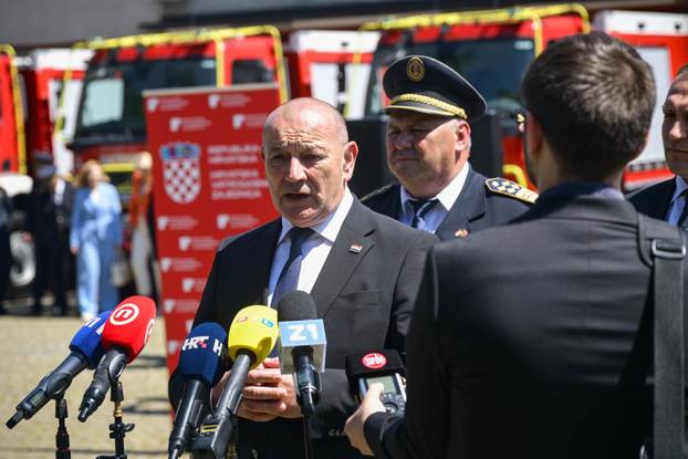 Zagreb: Svečana primopredaja vatrogasnih vozila