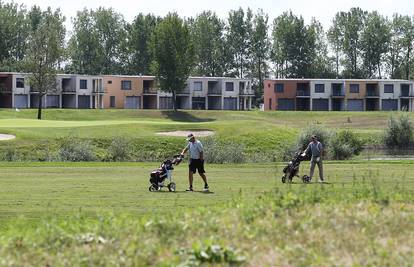 Zaglibili u blato: Luksuzni golf klub rasprodaje nekretnine...