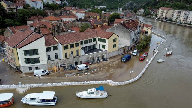 Pogled iz zraka na Obrovac i povlačenje vode 