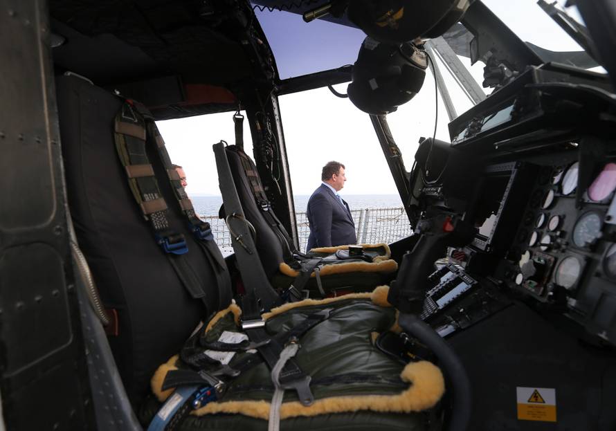 Britanski razarac HMS Defender