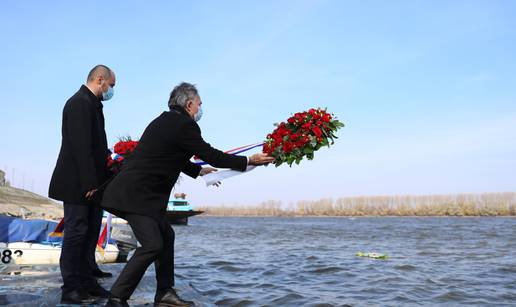 Pupovac bacio vijenac u Dunav i otišao pokloniti se na Ovčaru