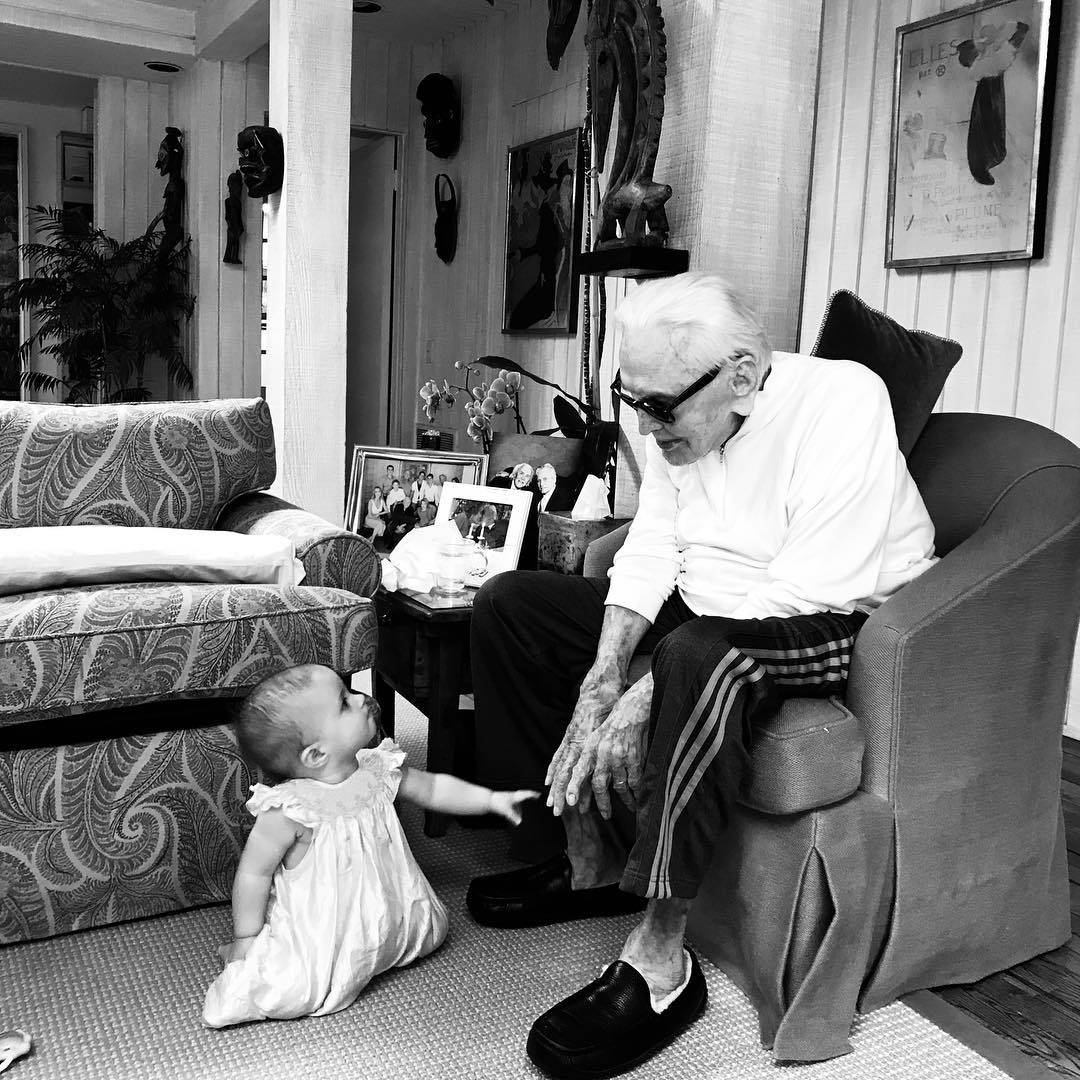 Michael Douglas čestitao ocu 102. rođendan: 'Ti si moj heroj'