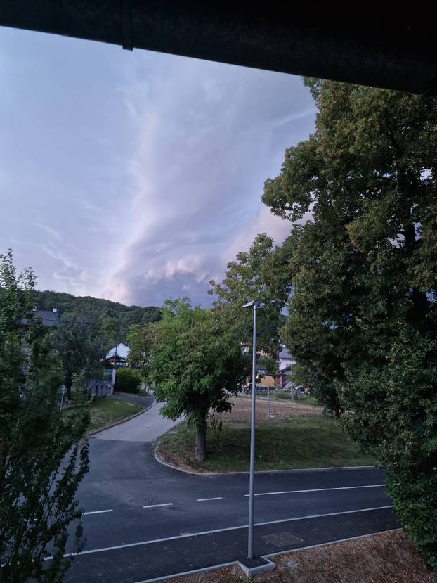 FOTO Crni oblaci zamračili nebo nad Zagrebom: 'Snažan vjetar mi je sve razbacao na balkonu'