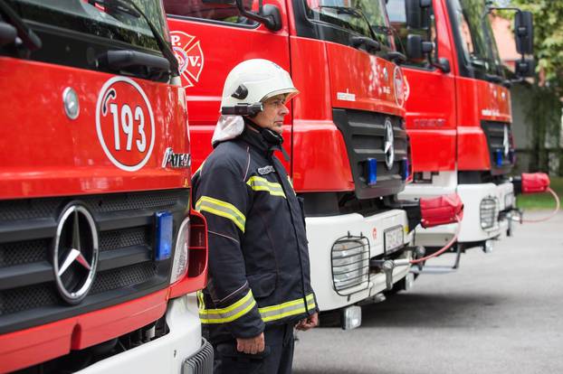 Osijek: UkljuÄene sirene na kamionima za poginulog vatrogasca Ivana GalekoviÄa