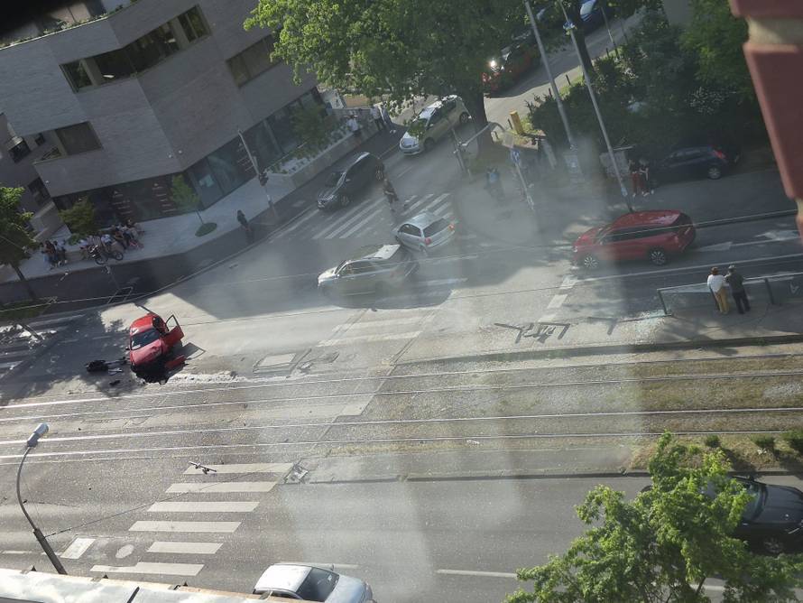 VIDEO Autom 'pokosio' semafor u Zagrebu: 'Čuo se jak tresak, auto mu je totalno demoliran'