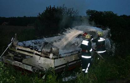 Bjelovar: Izgorio brod koji je na livadi čekao remont