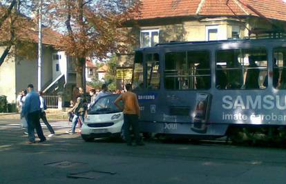 Zagreb: Loš dan za Smart, sudarili su se čak tri puta