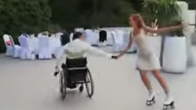 VIDEO Dirljivo u Konavlima: On je u kolicima, a mladenka prvi ples pleše oko njega u rolama