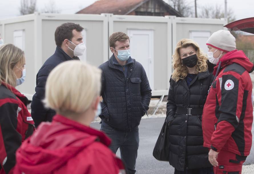 Coca-Cola Hrvatska danas u Glini Hrvatskom Crvenom križu uručila milijun kuna donacija