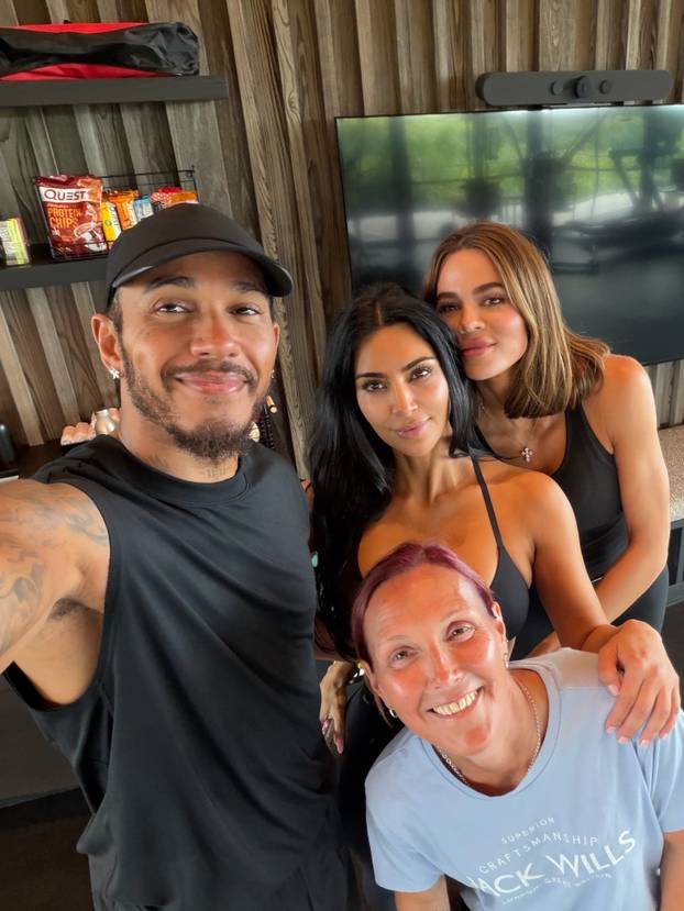 FOTO Kim objavila nove fotke s Hamiltonom: Mini badić jedva joj je obuzdao bujne grudi...