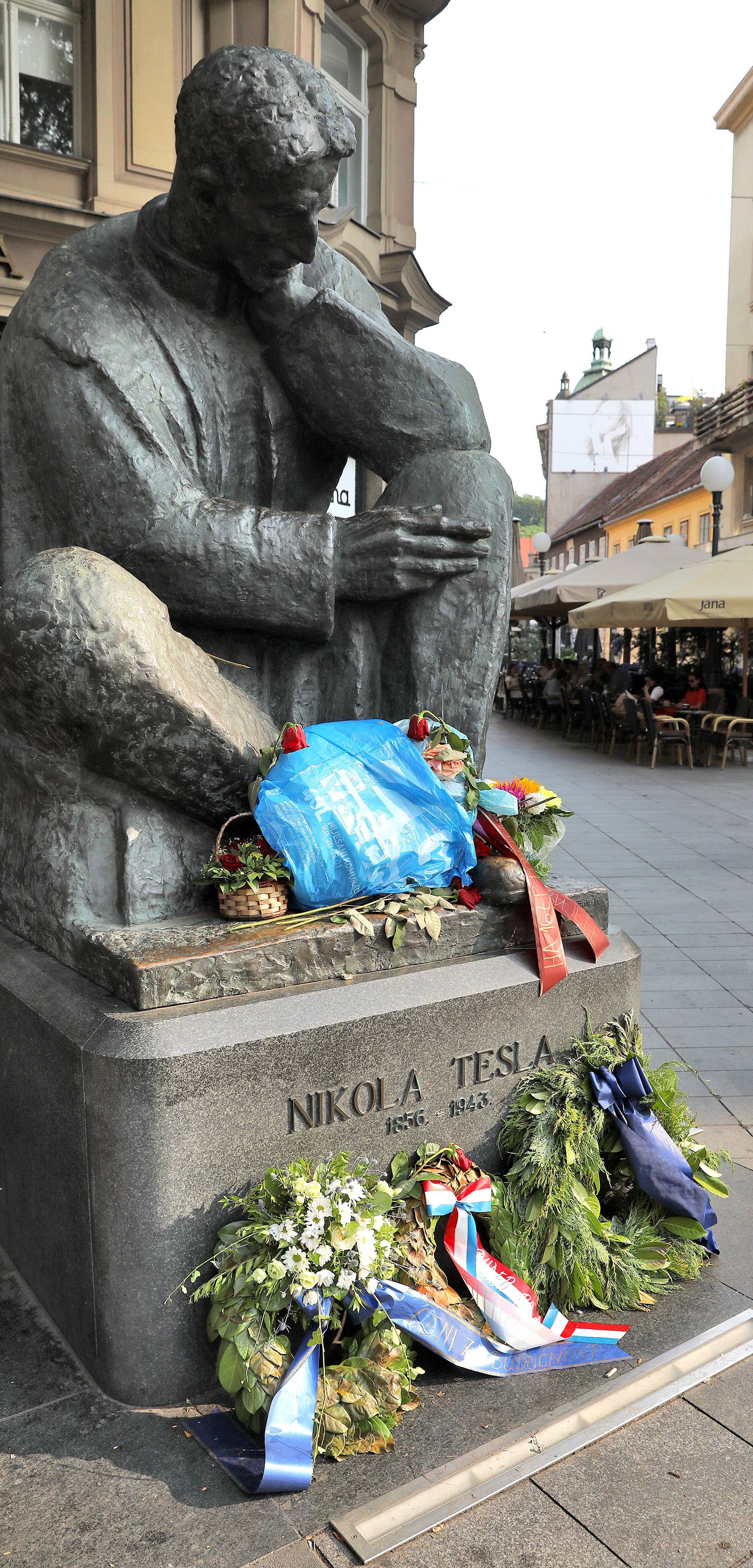 Zagreb: Spomenik Nikoli Tesli u centru Zagreba osvanuo je "ukrasen" smecem