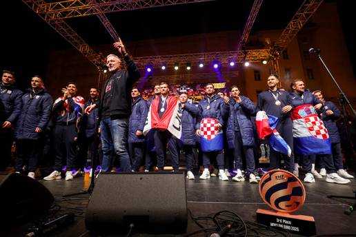 200 FOTKI DO&Ccaron;EKA Ovako su slavili na&scaron;i bron&ccaron;ani rukometa&scaron;i