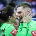 Kuzmanović 'poletio' u zagrljaj svoje drage, pali i poljupci...