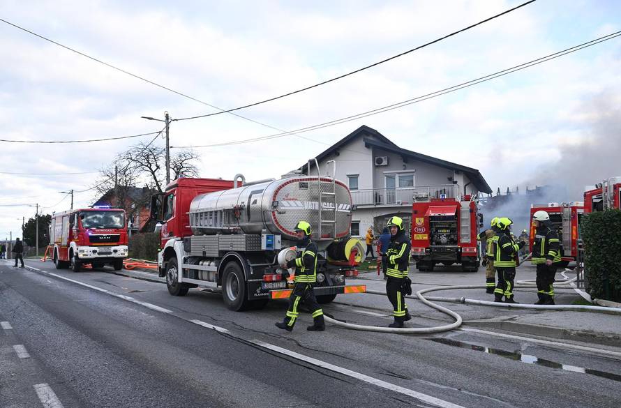 Zagreb: U skladištu guma u Zagrebačkoj ulici u Sesvetama izbio je požar