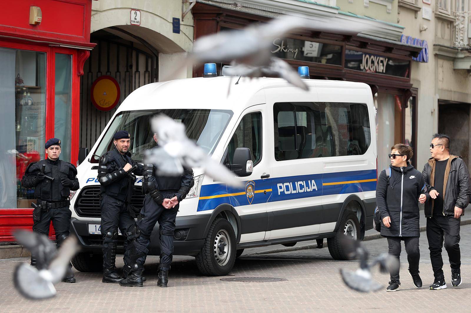Zagreb: NavijaÄ Dinama i Benfice uz budnu pratnju policije uÅ¾ivaju u centru grada