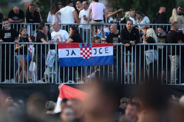 Sinj: Thompsonovi obožavatelji čekaju početak koncerta na hipodromu