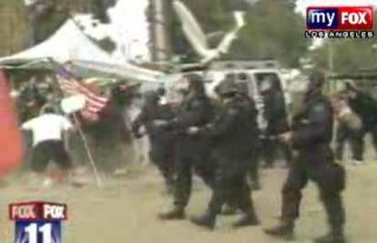 Neredi u LA-u: Policija tukla prosvjednike
