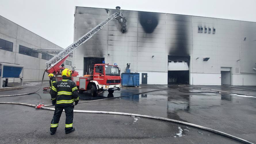 Pogledajte slike borbe s vatrom u ogulinskoj tvornici. Spriječili katastrofu, ali šteta je velika