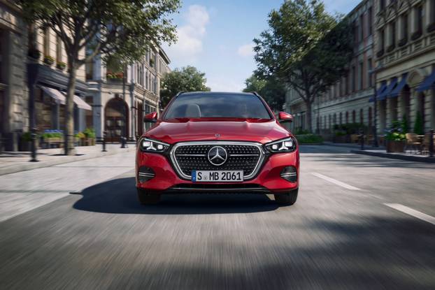 Vertraute Stärke auf einem neuen Niveau: Die neue Mercedes-Benz C Klasse bleibt sich treu – und wächst über sich hinausThe new Mercedes-Benz C-Class: Refined strength. Trusted continuity.