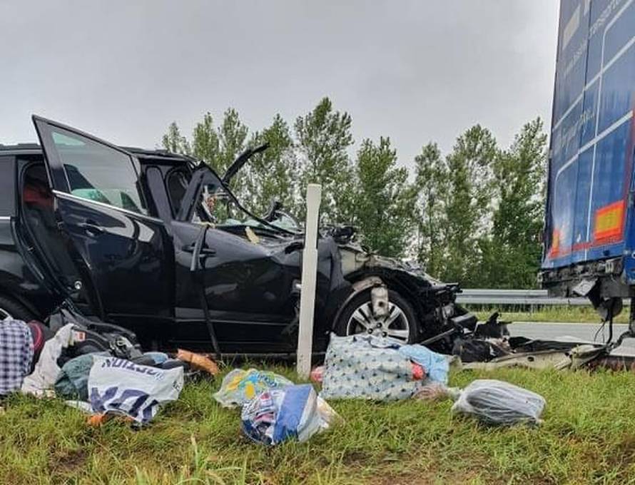 Autom podletjeli pod kamion, cijela obitelj završila u bolnici