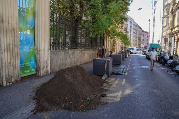 Zagreb: Novi zeleni zaokret, umjesto taksista u Gajevu stigle masivne žardinjere i drvene klupe