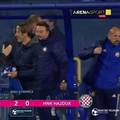 Nesvakidašnja scena: Trener Hajduka na kraju utakmice uzeo dres od Dinamovog Kastratija