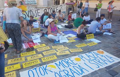 Prosvjed protiv koncesija: Na Markovu trgu napravili plažu