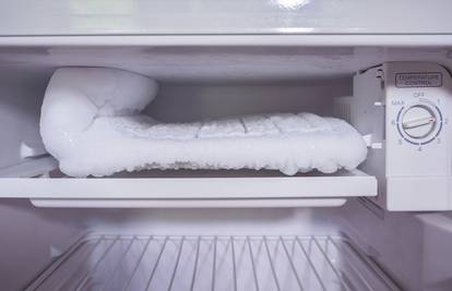 Isprobajte ovaj jednostavan trik kako se riješiti leda iz hladnjaka