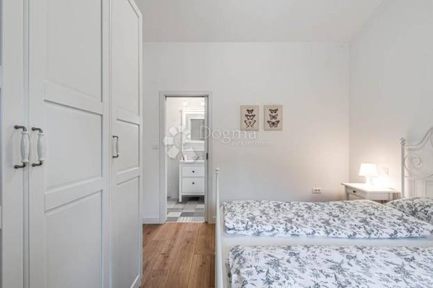 FOTO Pogledajte šarmantnu vilu u Labinu. Košta manje od pola milijuna eura, a ima i bazen