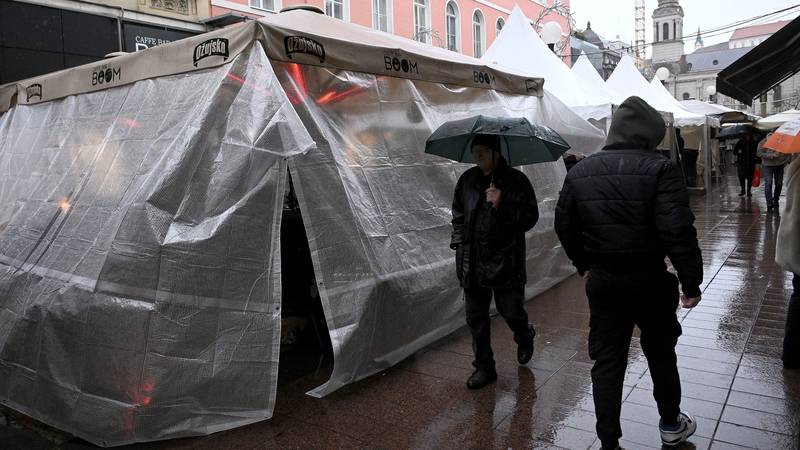 FOTO Kiša lije, ali ugostitelji u centru Zagreba imaju rješenje - postavili cerade nad stolove